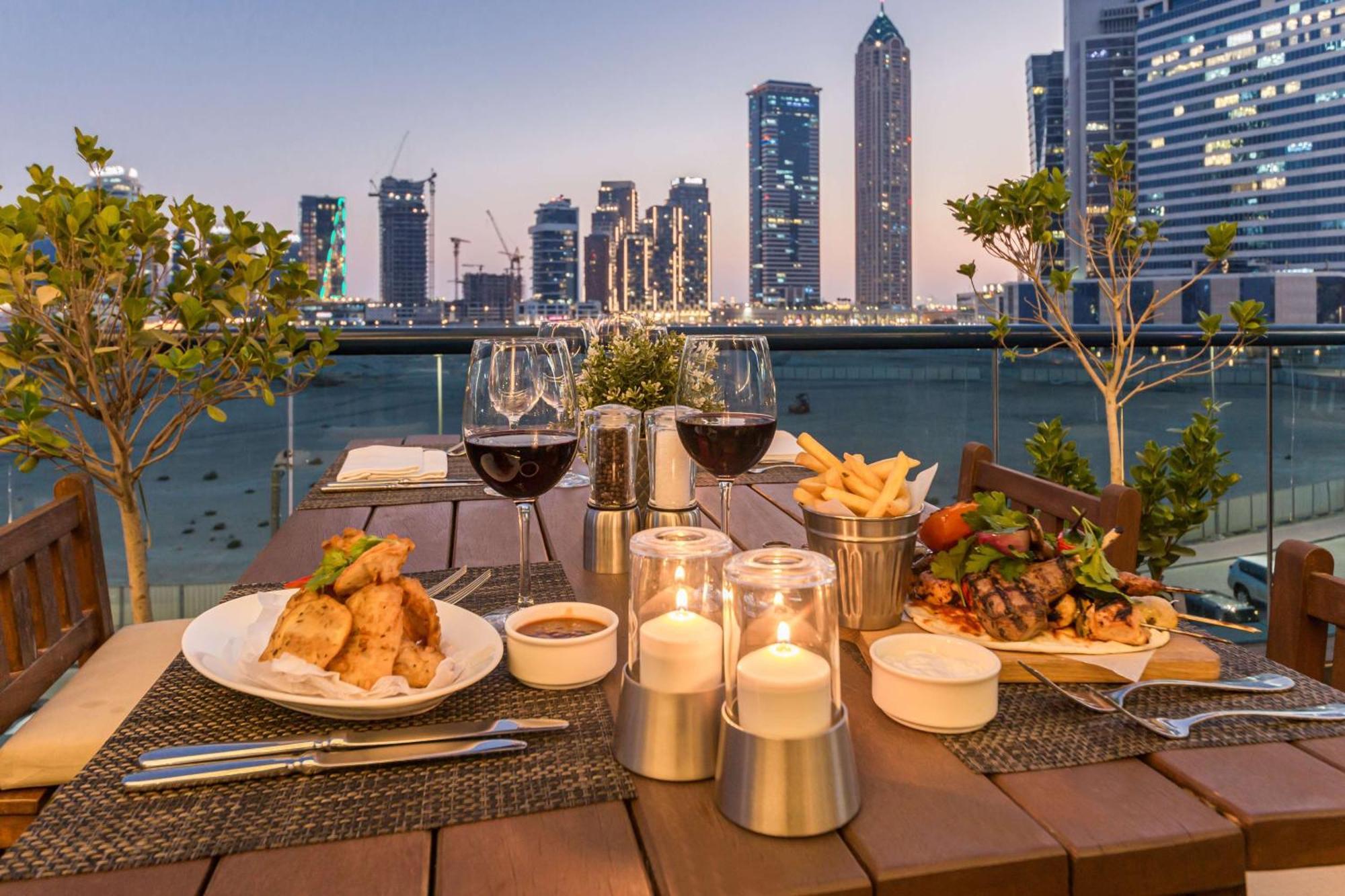 Radisson Blu Hotel, Dubai Waterfront Bagian luar foto